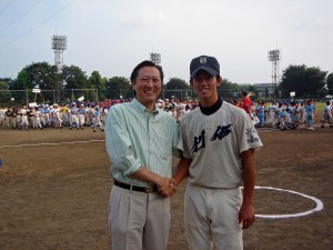 創価高校野球部の５番打者・小松捕手とツーショット