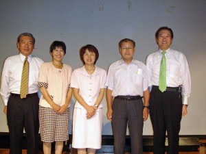 左から榎戸直文新青梅総支部長、瑞穂町の下野義子議員、小川龍美議員、青山晋副議長