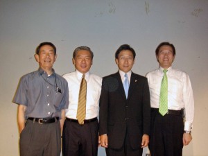 左から青梅市の西村弘前議員、榎戸直文議員（新総支部長）、鴻井伸二議員