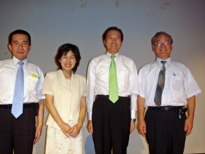 左から羽村市議会の石居尚郎議員、西川美佐保議員、右端が露木諒一議員（幹事長）