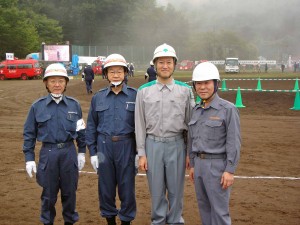 左から武蔵村山市の持田浩志教育長、荒井三男市長、右端が宮崎起志議長