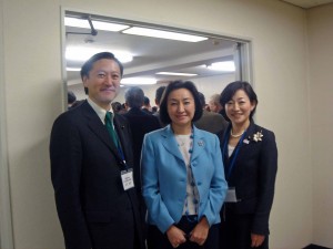 中央が幸田シャーミンさん、右が松葉多美子都議