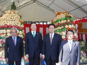 見事な野菜宝船の前で